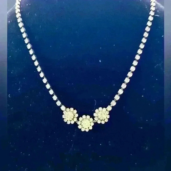 Vintage collar length clear faceted glass rhinestone necklace with three daisies - Picture 2 of 4